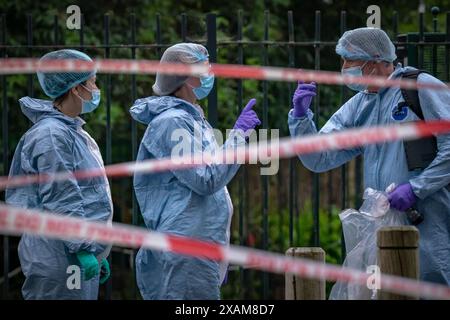 Londres, Royaume-Uni. 7 juin 2024. La police et les équipes médico-légales restent sur une scène de crime après que Robert Robinson, 21 ans, ait été poignardé et tué à Deptford, au sud-est de Londres, jeudi 6. La police a été appelée à Carteret Way à Deptford SE8 vers 22 :35 jeudi soir pour signaler un coup de couteau. Mais malgré les efforts de la police et des ambulanciers paramédicaux, Robinson a été déclaré mort sur les lieux. Le 11 février 2026, Jackson Uwagboe, 19 ans, de Lewisham, a été reconnu coupable du meurtre de Robinson, dans une attaque « brutale et soutenue ». Crédit : Guy Corbishley/Alamy Live News Banque D'Images