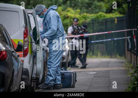 Londres, Royaume-Uni. 7 juin 2024. La police et les équipes médico-légales restent sur une scène de crime après que Robert Robinson, 21 ans, ait été poignardé et tué à Deptford, au sud-est de Londres, jeudi 6. La police a été appelée à Carteret Way à Deptford SE8 vers 22 :35 jeudi soir pour signaler un coup de couteau. Mais malgré les efforts de la police et des ambulanciers paramédicaux, Robinson a été déclaré mort sur les lieux. Le 11 février 2026, Jackson Uwagboe, 19 ans, de Lewisham, a été reconnu coupable du meurtre de Robinson, dans une attaque « brutale et soutenue ». Crédit : Guy Corbishley/Alamy Live News Banque D'Images