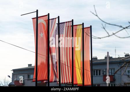 Pristina, Kosovo - 5 février 2024 : drapeaux de Turkiye, Royaume-Uni, États-Unis, Allemagne et Albanie dans les rues de Pristina, la capitale du Kosovo. Banque D'Images