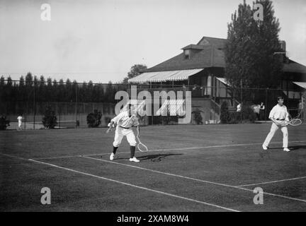 Riz [et] Doust [tennis], 1913. Montre les joueurs de tennis australiens Horace M. Rice et le capitaine Stanley N. Doust qui s'entraînent pour la Coupe Davis 1913, West Side Tennis Club, New York. Banque D'Images