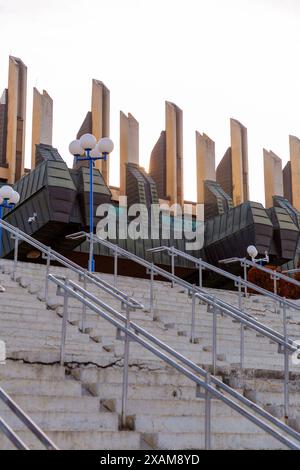 Pristina, Kosovo - 5 février 2024 : Palais de la Jeunesse et des Sports, anciennement nommé Boro et Ramiz est une salle polyvalente située à Pristina, au Kosovo. Banque D'Images