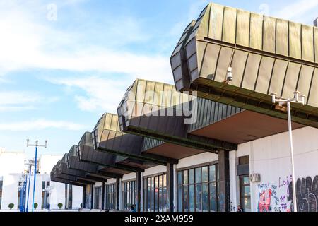 Pristina, Kosovo - 5 février 2024 : Palais de la Jeunesse et des Sports, anciennement nommé Boro et Ramiz est une salle polyvalente située à Pristina, au Kosovo. Banque D'Images