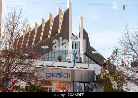 Pristina, Kosovo - 5 février 2024 : Palais de la Jeunesse et des Sports, anciennement nommé Boro et Ramiz est une salle polyvalente située à Pristina, au Kosovo. Banque D'Images