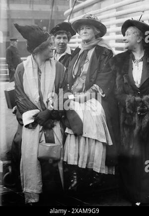 MRS B. Forbes Robertson, 1915. MRS Beatrice Forbes Robertson-Hale (1883-1967), Evelyn Garnaut Smalley (décédée en 1938) et MRS I. Forbes Robertson assis avec l'actrice Ellen Terry (1847-1928) sur le paquebot américain le "New York". Banque D'Images