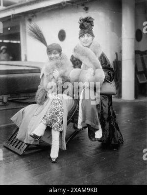 Mme Valentine Kachouba, Alexandra Wassilewska, 1916. Montre Valentine Kachouba (à droite) et Alexandra Wassilewska (à gauche), danseurs du Ballet russe, probablement arrivés à New York sur le navire Lafayette le 11 janvier 1916. Banque D'Images