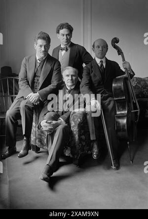 Fritz Kreisler, Harold Bauer, Walter Damrosch, Pablo Casals, 1917. Montre le pianiste Harold Victor Bauer (1873-1951), le violoniste Friedrich "Fritz" Kreisler (1875-1962), le compositeur et chef d'orchestre Walter Johannes Damrosch (1862-1950) et le violoncelliste Pablo Casals (1876-1973). Banque D'Images