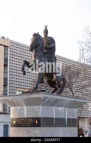 Pristina, Kosovo - 5 février 2024 : la place Skanderbeg est une place centrale de Pristina, la capitale du Kosovo. Banque D'Images