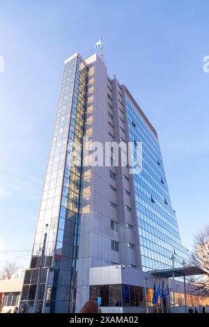 Pristina, Kosovo - 5 février 2024 : le bâtiment du gouvernement kosovar situé sur la place Skanderbeg à Pristina, la capitale du Kosovo. Banque D'Images