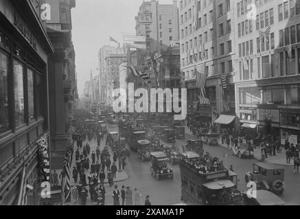 Cinquième avenue décorée pour la parade du 13/05/16, 1916. Montre vue vers le nord-est le long de la 5e avenue, entre la 39e et la 40e rue, New York, pendant le défilé de préparation des citoyens qui a eu lieu le 13 mai 1916. Banque D'Images