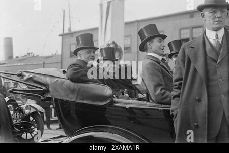 Arthur Balfour, Joseph Hodges Choate, Hugh S. Gibson, 1917. Montre le secrétaire d'État britannique aux Affaires étrangères, Arthur James Balfour (148-1930), assis à gauche à côté de Joseph Hodges Choate (1832-1917), président de la Commission du maire pour la réception des commissions britanniques et françaises lors de leur visite à New York, le 11 mai, 1917 et Hugh S. Gibson (1883-1954) du Département d'État et assistant personnel de Mr. Balfour. Banque D'Images