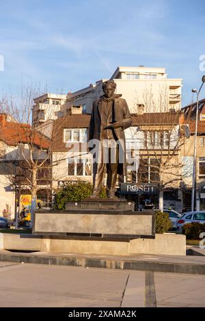 Pristina, Kosovo - 5 février 2024 : statue en bronze d'Ibrahim Rugova, le président respecté du Kosovo jusqu'à sa mort, localisée mère Teresa Bouleva Banque D'Images