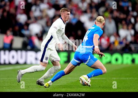L'Anglais Cole Palmer (à gauche) affronte l'Islande Kolbeinn Finnsson lors d'un amical international au stade de Wembley, Londres. Date de la photo : vendredi 7 juin 2024. Banque D'Images