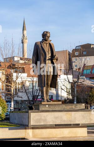 Pristina, Kosovo - 5 février 2024 : statue en bronze d'Ibrahim Rugova, le président respecté du Kosovo jusqu'à sa mort, localisée mère Teresa Bouleva Banque D'Images