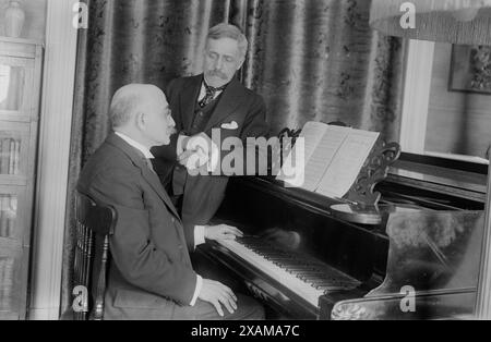 A.E. Johnstone & amp ; Harvey Loomis, entre 1918 et 1920. Montre les compositeurs Arthur Edward Johnstone (1860-1944) et Harvey Worthington Loomis (1865-1930) qui ont collaboré à l'écriture de chansons. Au piano se trouve la partition de l'une de leurs compositions "America's message", qui a été protégée par copyright en 1918. Banque D'Images