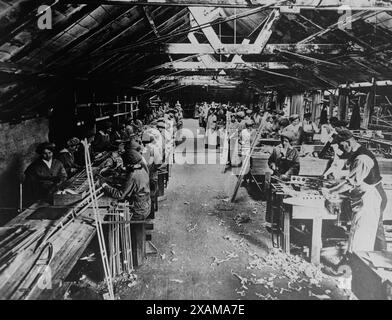 Femmes anglaises fabriquant des puits d'avion [i.e. avion], entre c1915 et c1920. Banque D'Images