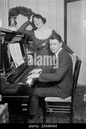 Anna Fitziu, entre c1915 et c1920. Montre Anna Fitziu (1887-1967), chanteuse d'opéra soprano américaine, peut-être avec Henry Kimball Hadley au piano. Banque D'Images