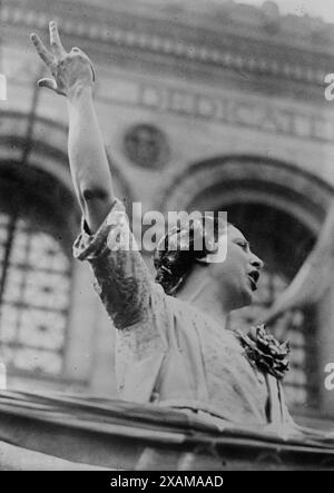 Geraldine Farrar, entre c1915 et c1920. Montre la chanteuse d'opéra soprano et actrice de cinéma Geraldine Farrar (1882-1967). Banque D'Images