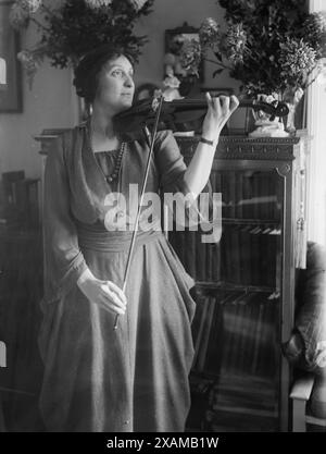 Rosalie Miller [jouant du violon], entre c1915 et c1920. Montre la chanteuse et violoniste Rosalie Miller (1888-1972), jouant du violon. Banque D'Images