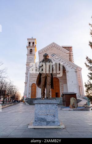 Pristina, Kosovo - 5 février 2024 : statue en bronze d'Ibrahim Rugova, le président respecté du Kosovo jusqu'à sa mort, localisée mère Teresa Bouleva Banque D'Images