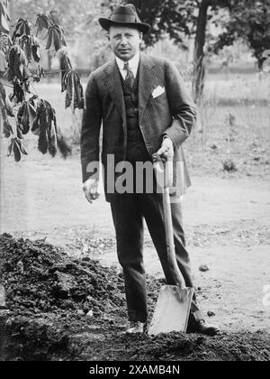 J.M. Cox, entre c1915 et c1920. Montre le politicien James Middleton Cox (1870-1957) qui a servi comme gouverneur de l'Ohio et a été le candidat du Parti démocrate à la présidence en 1920. Il a également été éditeur de journaux et a fondé la société de médias Cox Enterprises. Banque D'Images