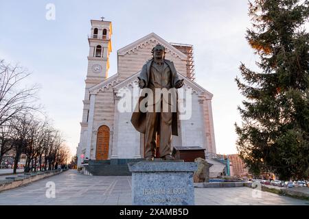 Pristina, Kosovo - 5 février 2024 : statue en bronze d'Ibrahim Rugova, le président respecté du Kosovo jusqu'à sa mort, localisée mère Teresa Bouleva Banque D'Images