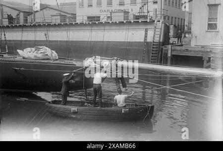 Mesure de SHAMROCK, entre c1915 et c1920. Montre 1920 le challenger Shamrock IV de l'America's Cup, appartenant à Sir Thomas Lipton et conçu par Charles Ernest Nicholson, mesuré en préparation de la course au Morse's Dry Dock, Brooklyn. Banque D'Images