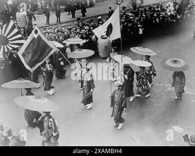 Armée du Salut, Londres - Japs [i.e., japonais] en parade, 1914. Montre le peuple japonais en procession au Grand Congrès international de l'Armée du Salut, Londres, 13 juin 1914. Banque D'Images