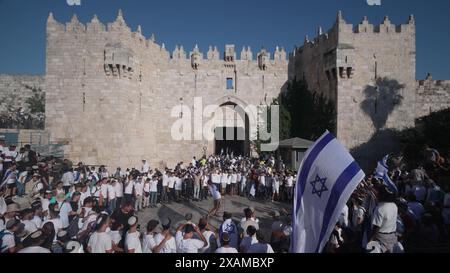 JÉRUSALEM- 5 JUIN : des Israéliens ultra-nationalistes dansent avec des drapeaux israéliens devant la porte de Damas lors de la « Marche du drapeau » nationaliste juive pour marquer la « Journée de Jérusalem » dans la vieille ville le 5 juin 2024 à Jérusalem. Israël. La marche annuelle du drapeau de la Journée de Jérusalem attire généralement des milliers d'Israéliens nationalistes qui défilent à travers la ville, y compris le quartier musulman de la vieille ville. Banque D'Images