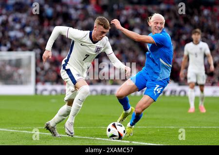L'Anglais Cole Palmer court au Kolbeinn Finnsson (à droite) lors d'un amical international au stade de Wembley, à Londres. Date de la photo : vendredi 7 juin 2024. Banque D'Images
