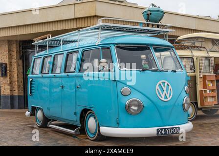 Scheveningen, pays-Bas, 26.05.2024, Bleu, rétro VW kombi au salon de la voiture classique Aircooler Banque D'Images