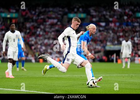 L'Anglais Cole Palmer se bat pour le ballon avec l'Islandais Kolbeinn Finnsson lors d'un amical international au stade de Wembley, Londres. Date de la photo : vendredi 7 juin 2024. Banque D'Images