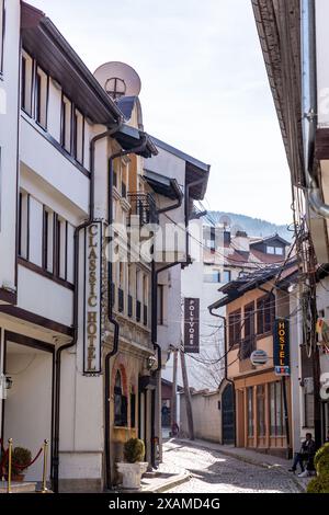 Prizren, Kosovo - 6 février 2024 : architecture ottomane traditionnelle et vue générale sur la rue à Prizren, la deuxième plus grande ville du Kosovo. Banque D'Images
