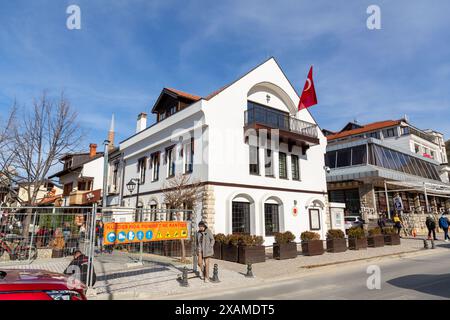 Prizren, Kosovo - 6 février 2024 : le consulat turc construit au bord de la rivière à Prizren, Kosovo. Banque D'Images