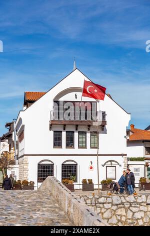 Prizren, Kosovo - 6 février 2024 : le consulat turc construit au bord de la rivière à Prizren, Kosovo. Banque D'Images