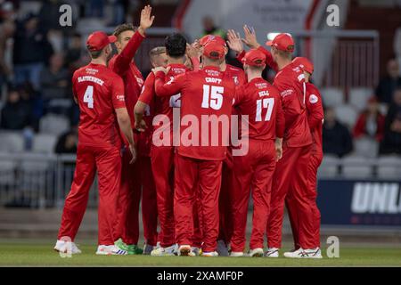 Les joueurs du Lancashire célèbrent un guichet lors du Vitality T20 Blast match entre les Lancashire et les Birmingham Bears à Old Trafford, Manchester, le vendredi 7 juin 2024. (Photo : Mike Morese | mi News) crédit : MI News & Sport /Alamy Live News Banque D'Images