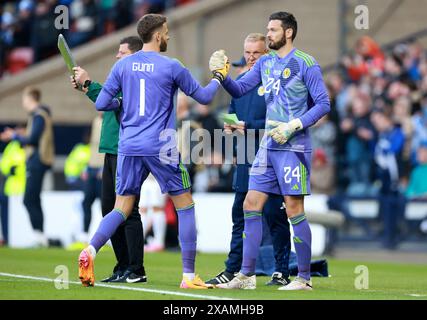 Le gardien écossais Angus Gunn (à gauche) remplace son coéquipier Craig Gordon lors d'un match amical international à Hampden Park, Glasgow. Date de la photo : vendredi 7 juin 2024. Banque D'Images