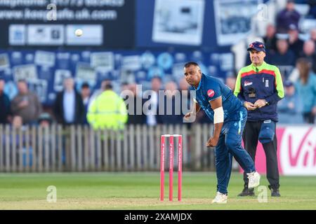 Derby, Royaume-Uni. 07 juin 2024. Samit Patel dans le bowling lors du Vitality T20 Blast match entre Derbyshire Falcons et Notts Outlaws au County Ground, Derby, Angleterre, le 7 juin 2024. Photo de Stuart Leggett. Utilisation éditoriale uniquement, licence requise pour une utilisation commerciale. Aucune utilisation dans les Paris, les jeux ou les publications d'un club/ligue/joueur. Crédit : UK Sports pics Ltd/Alamy Live News Banque D'Images