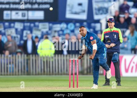 Derby, Royaume-Uni. 07 juin 2024. Samit Patel dans le bowling lors du Vitality T20 Blast match entre Derbyshire Falcons et Notts Outlaws au County Ground, Derby, Angleterre, le 7 juin 2024. Photo de Stuart Leggett. Utilisation éditoriale uniquement, licence requise pour une utilisation commerciale. Aucune utilisation dans les Paris, les jeux ou les publications d'un club/ligue/joueur. Crédit : UK Sports pics Ltd/Alamy Live News Banque D'Images