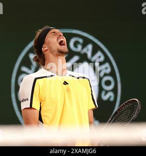 Paris, France. 07 juin 2024. Tennis : Grand Chelem/ATP Tour - Open de France, simples, hommes, demi-finales. Ruud (Norvège) − Zverev (Allemagne). Alexander Zverev célèbre. Crédit : Frank Molter/dpa/Alamy Live News Banque D'Images