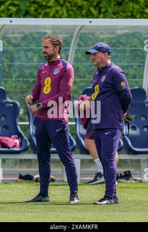 Enfield, Royaume-Uni. 06 juin 2024. Gareth Southgate, directeur de l'Angleterre, et Steve Holland lors de la session d'entraînement de l'Angleterre avant le Friendly International vs Iceland au Tottenham Hotspur Training Ground, Enfield, Angleterre, Royaume-Uni le 6 juin 2024 crédit : Every second Media/Alamy Live News Banque D'Images