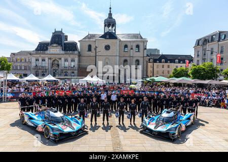 #36 Alpine Endurance Team (FRA) Alpine A424 (HY) - Nicolas Lapierre (FRA) / Mick Schumacher (DEU) / Matthieu Vaxivière (FRA) - #35 Alpine Endurance Team (FRA) Alpine A424 (HY) - Paul-Loup Chatin (FRA) / Ferdinand Habsburg-Lothringen (AUT) / Charles Milesi (FRA) lors de la 92ème édition du Mans heures, 4ème manche du Championnat du monde FIA WEC 2024 d'Endurance, inspection technique et administrative (pésage/Scrutineering), place de la République, 07 juin 2024 au Mans, France. Photo Kristof Vermeulen/Agence MPS crédit Agence MPS/Alamy Live News Banque D'Images