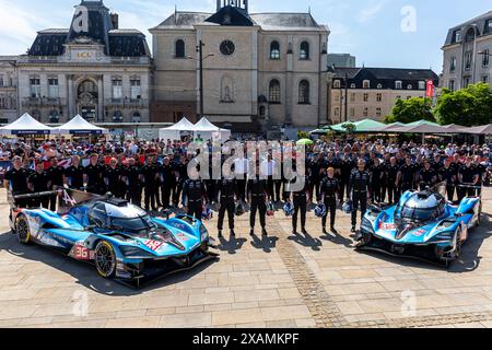 #36 Alpine Endurance Team (FRA) Alpine A424 (HY) - Nicolas Lapierre (FRA) / Mick Schumacher (DEU) / Matthieu Vaxivière (FRA) - #35 Alpine Endurance Team (FRA) Alpine A424 (HY) - Paul-Loup Chatin (FRA) / Ferdinand Habsburg-Lothringen (AUT) / Charles Milesi (FRA) lors de la 92ème édition du Mans heures, 4ème manche du Championnat du monde FIA WEC 2024 d'Endurance, inspection technique et administrative (pésage/Scrutineering), place de la République, 07 juin 2024 au Mans, France. Photo Kristof Vermeulen/Agence MPS crédit Agence MPS/Alamy Live News Banque D'Images