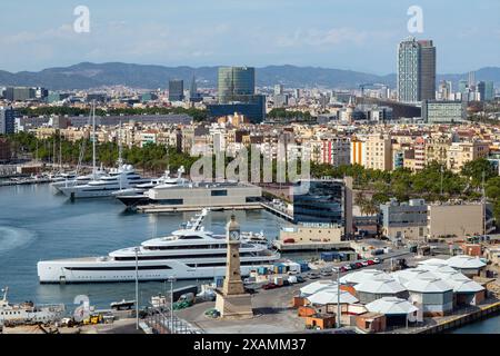 Zen superyacht amarré à Port Vell - le vieux port de Barcelone, Barcelone , Espagne. Banque D'Images