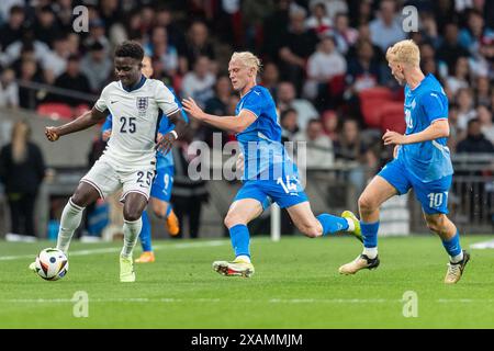 Bukayo Saka, de l'Angleterre, affronte Kolbeinn Finnsson, de l'Islande, lors du match international entre l'Angleterre et l'Islande au stade de Wembley, à Londres, en Angleterre, le 7 juin 2024. Photo de Grant Winter. Utilisation éditoriale uniquement, licence requise pour une utilisation commerciale. Aucune utilisation dans les Paris, les jeux ou les publications d'un club/ligue/joueur. Crédit : UK Sports pics Ltd/Alamy Live News Banque D'Images