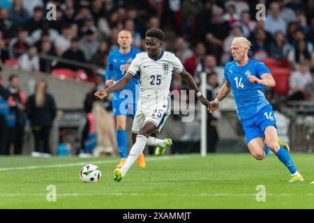 Bukayo Saka, de l'Angleterre, affronte Kolbeinn Finnsson, de l'Islande, lors du match international entre l'Angleterre et l'Islande au stade de Wembley, à Londres, en Angleterre, le 7 juin 2024. Photo de Grant Winter. Utilisation éditoriale uniquement, licence requise pour une utilisation commerciale. Aucune utilisation dans les Paris, les jeux ou les publications d'un club/ligue/joueur. Crédit : UK Sports pics Ltd/Alamy Live News Banque D'Images