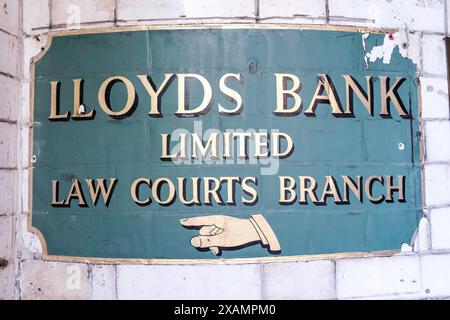 Ancien panneau métallique indiquant la direction de la succursale des tribunaux de la Lloyds Bank, Middle Temple, Londres, Royaume-Uni, maintenant fermée Banque D'Images