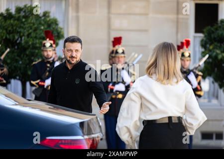 Paris, France. 07 juin 2024. Volodymyr Zelensky, président ukrainien, et Olena Zelensky, première dame ukrainienne, arrivent au Palais Elysée. Le président ukrainien Volodymyr Zelensky a été reçu par son homologue français, Emmanuel Macron, au Palais Elysée, à Paris, à l’occasion de sa visite officielle en France. Crédit : SOPA images Limited/Alamy Live News Banque D'Images