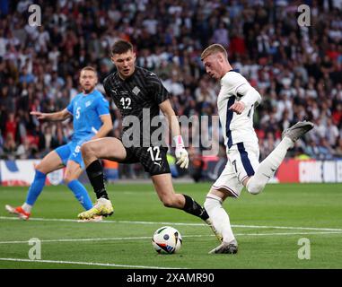 Londres, Royaume-Uni. 7 juin 2024. Cole Palmer d'Angleterre passe devant Hakon Rafn Valdimarsson d'Islande lors du match amical international au stade de Wembley, à Londres. Le crédit photo devrait se lire comme suit : David Klein/Sportimage crédit : Sportimage Ltd/Alamy Live News Banque D'Images