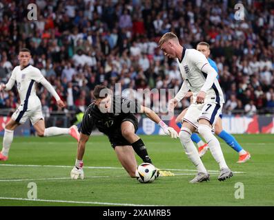 Londres, Royaume-Uni. 7 juin 2024. Cole Palmer d'Angleterre passe devant Hakon Rafn Valdimarsson d'Islande lors du match amical international au stade de Wembley, à Londres. Le crédit photo devrait se lire comme suit : David Klein/Sportimage crédit : Sportimage Ltd/Alamy Live News Banque D'Images