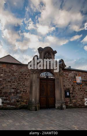 Porte arquée romane en face de la cathédrale de Trèves en Allemagne. Banque D'Images